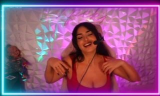 Screenshot_20251119_021436_Twitch.jpg