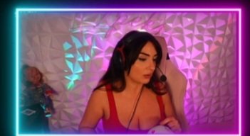 Screenshot_20251119_021054_Twitch.jpg