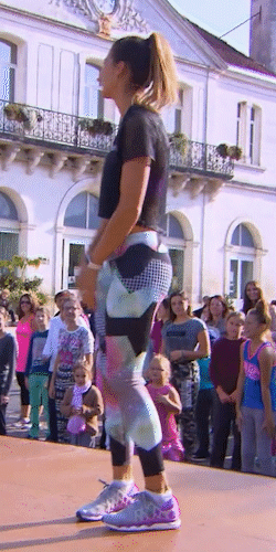 Laurie_Thilleman_montre_son_beau_petit_cul_au_public.gif