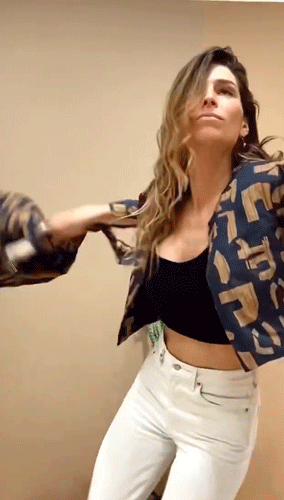 Laury_Thilleman_gros_seins_naturels_decollete_hot_story_instagram.gif