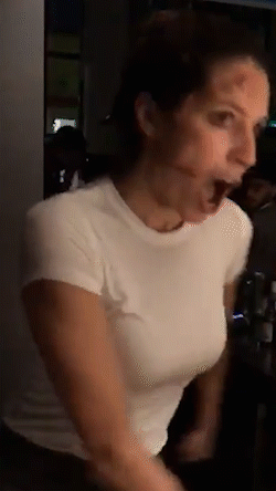 Laury_Thilleman_instagram_danse_sexy_gros_seins.gif