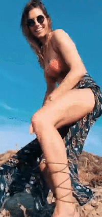 Laury_Thilleman_selfie_danse_sexy_gros_seins_bikini_4.gif