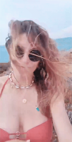 Laury_Thilleman_selfie_danse_sexy_gros_seins_bikini_7.gif