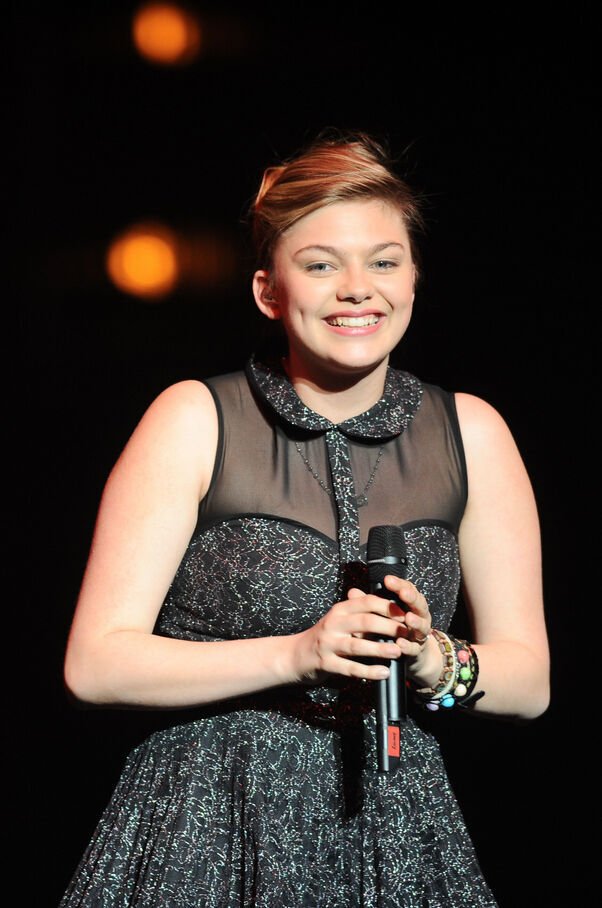 archives-chanteuse-louane-concert-zenith-amiens-lors-premiere-tournee-avec-les-gagnants-premi...jpeg