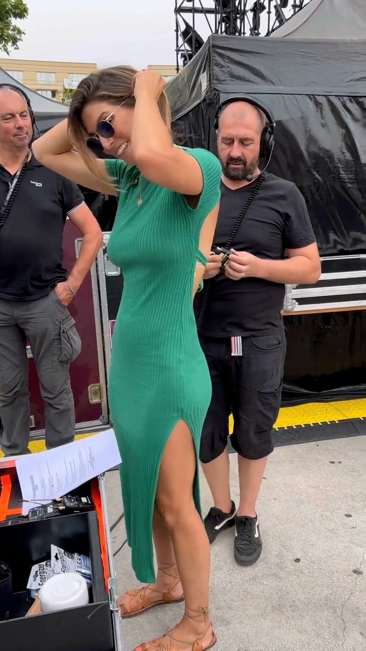 Laury_Thilleman_robe_verte_moulante_sexy_2.jpg