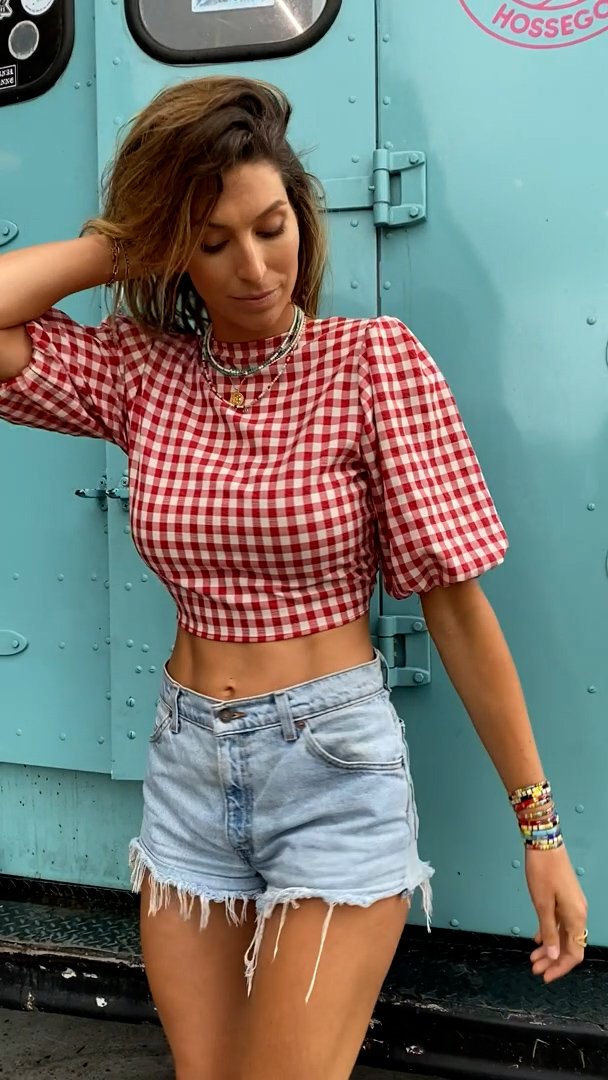 Laury_Thilleman_sexy_parisienne_et_alors_hot_gros_seins_1.jpg