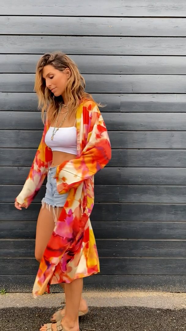 Laury_Thilleman_sexy_parisienne_et_alors_mode_sexy_mince_gros_seins_4.jpg