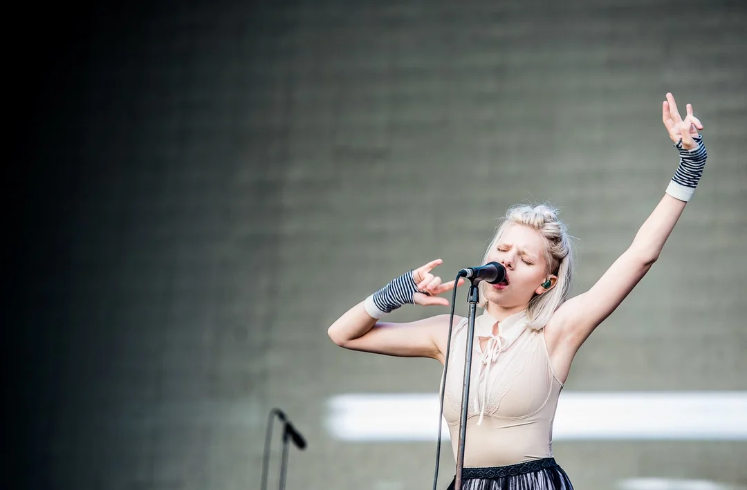 aurora-at-colours-of-ostrava-festival-2016-v0-ryno1vjpjjsf1.png