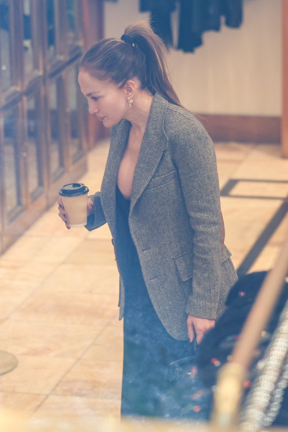 687811907_jenniferlopezrodeodrivecleavage314.jpg