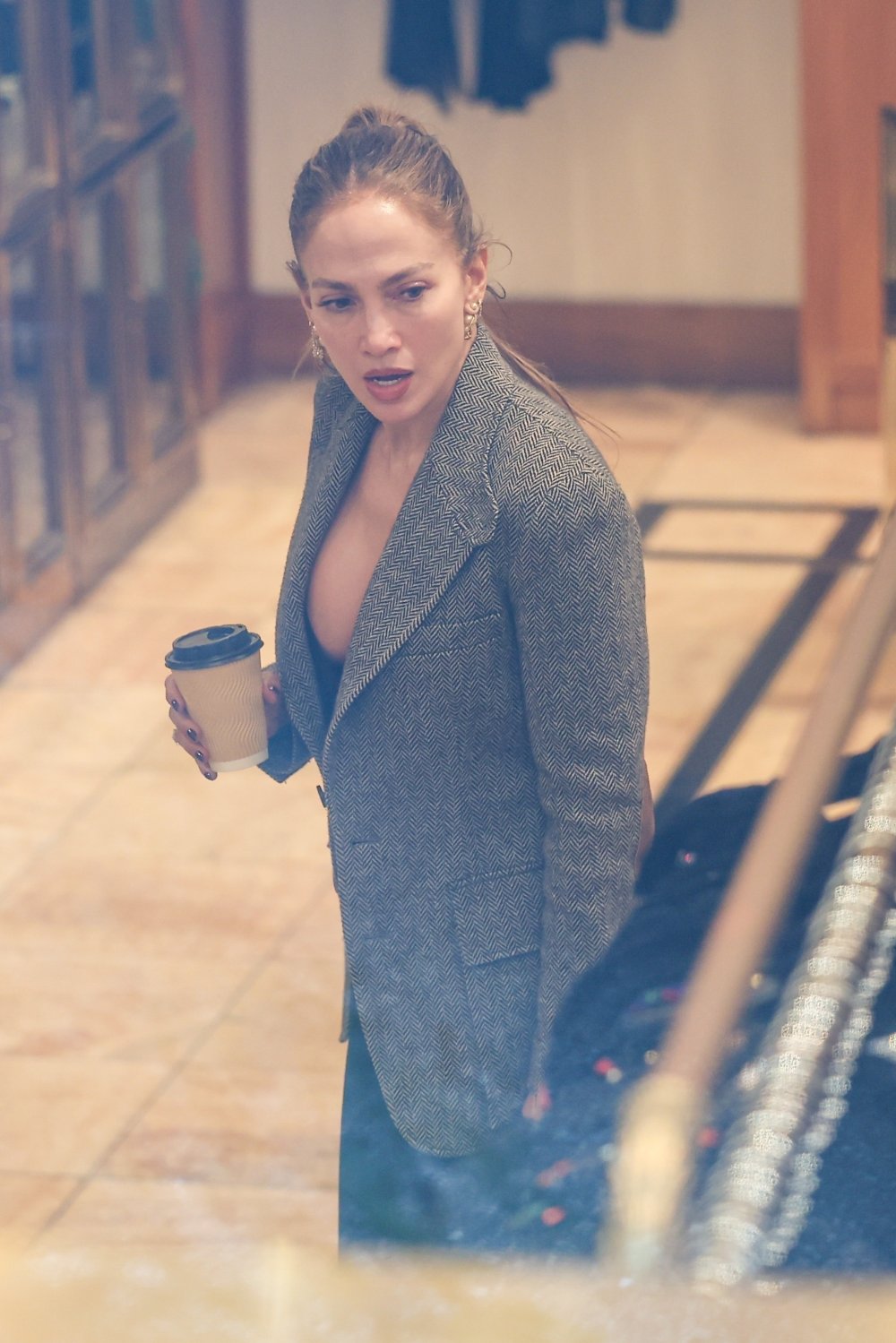 687811910_jenniferlopezrodeodrivecleavage315.jpg