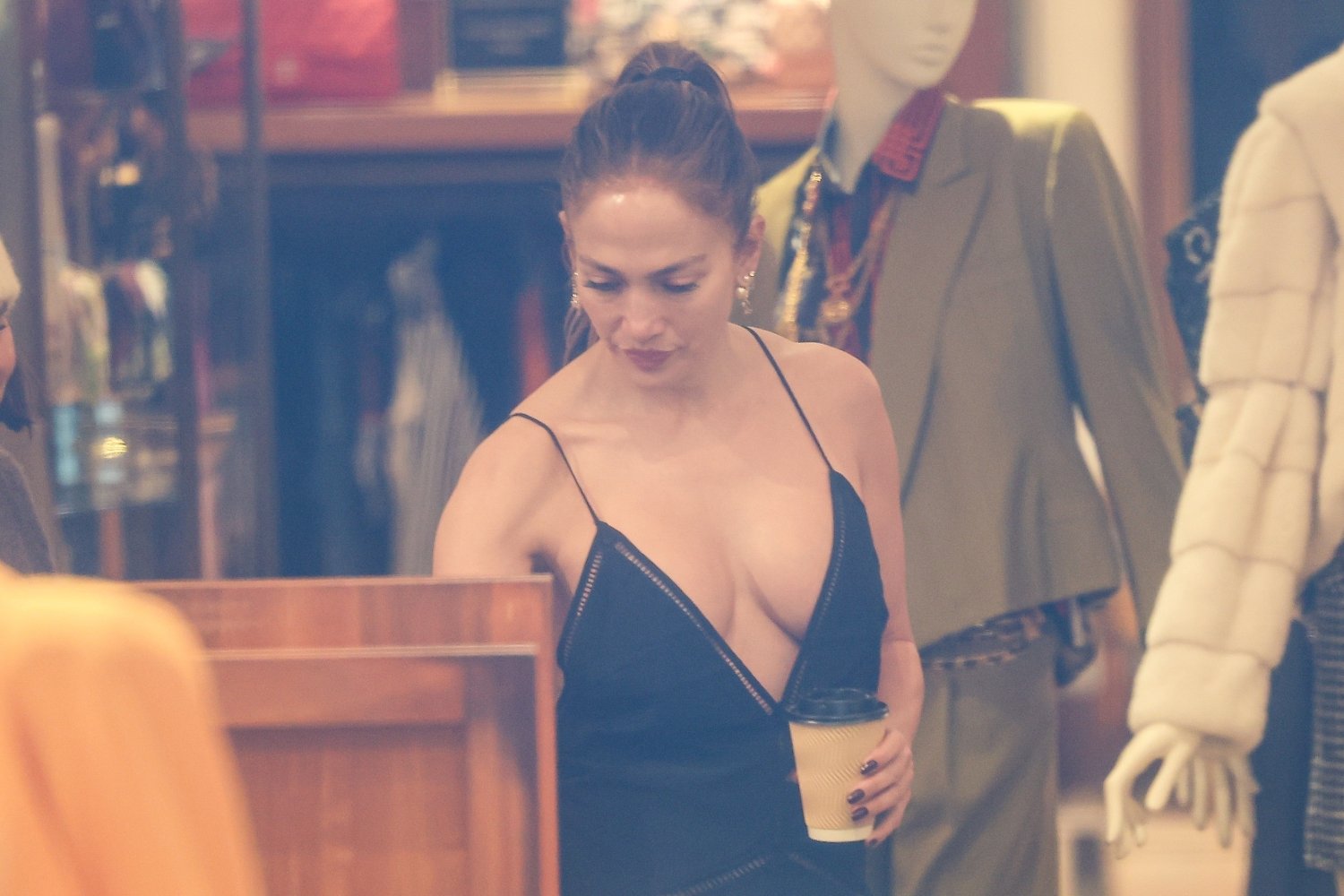 687811934_jenniferlopezrodeodrivecleavage321.jpg