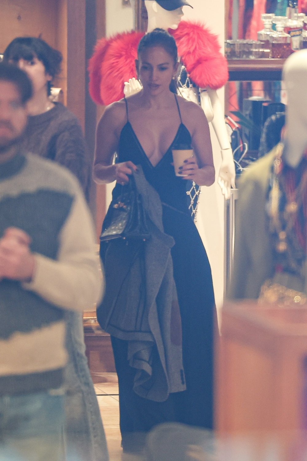 687811928_jenniferlopezrodeodrivecleavage319.jpg