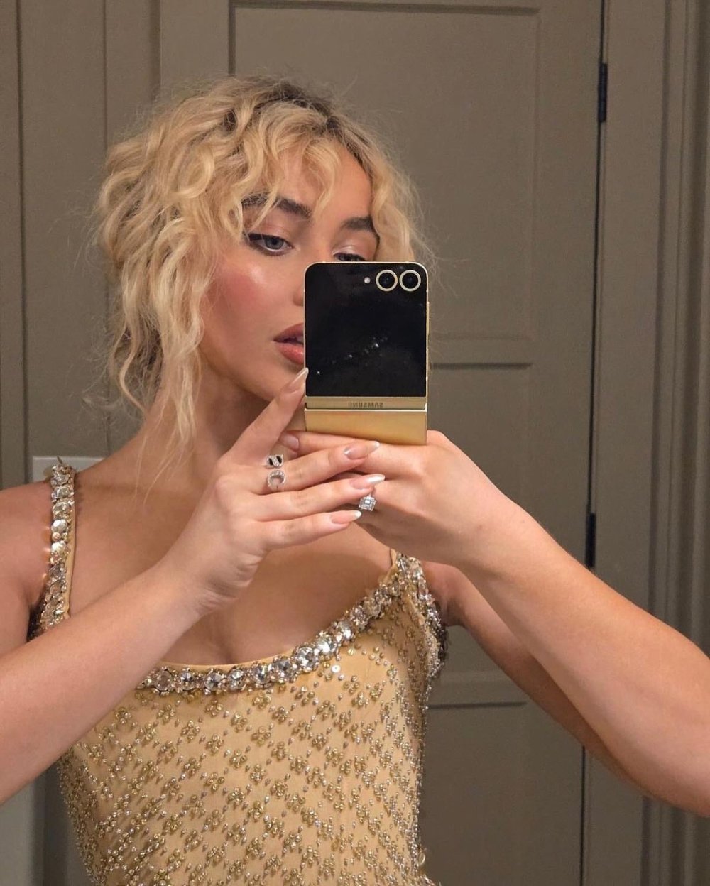 sabrinacarprenter-2026-02-21T090337-3435bea57bbfabd13.jpg