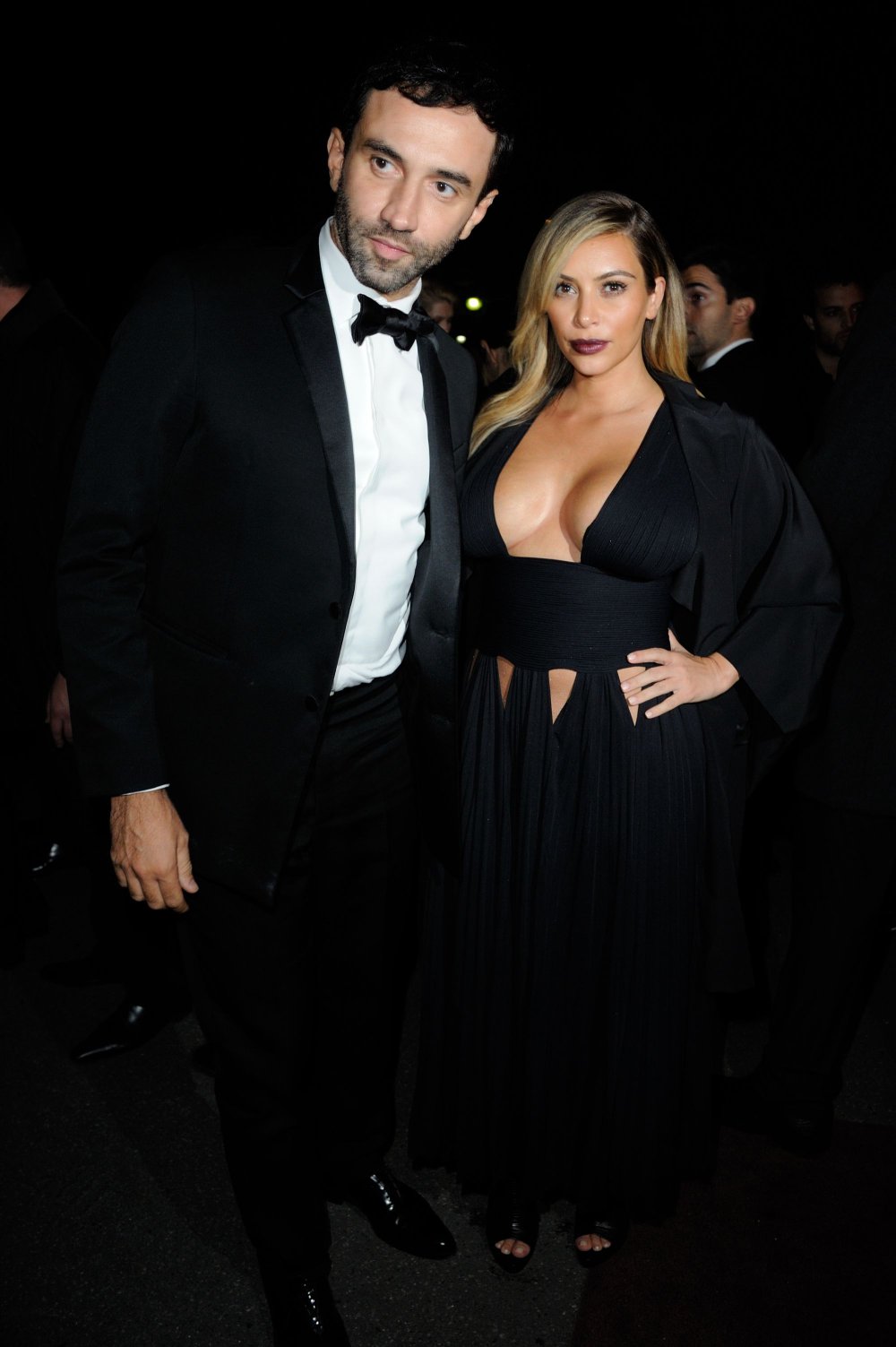 248935-kim-kardashian-decolletee-a-paris-orig-1.jpg