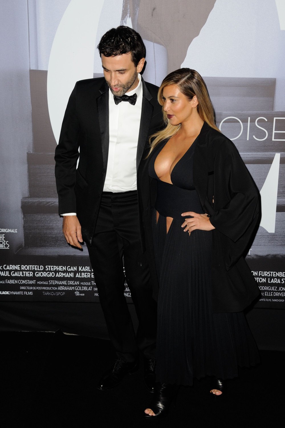 248934-kim-kardashian-decolletee-a-paris-orig-1.jpg