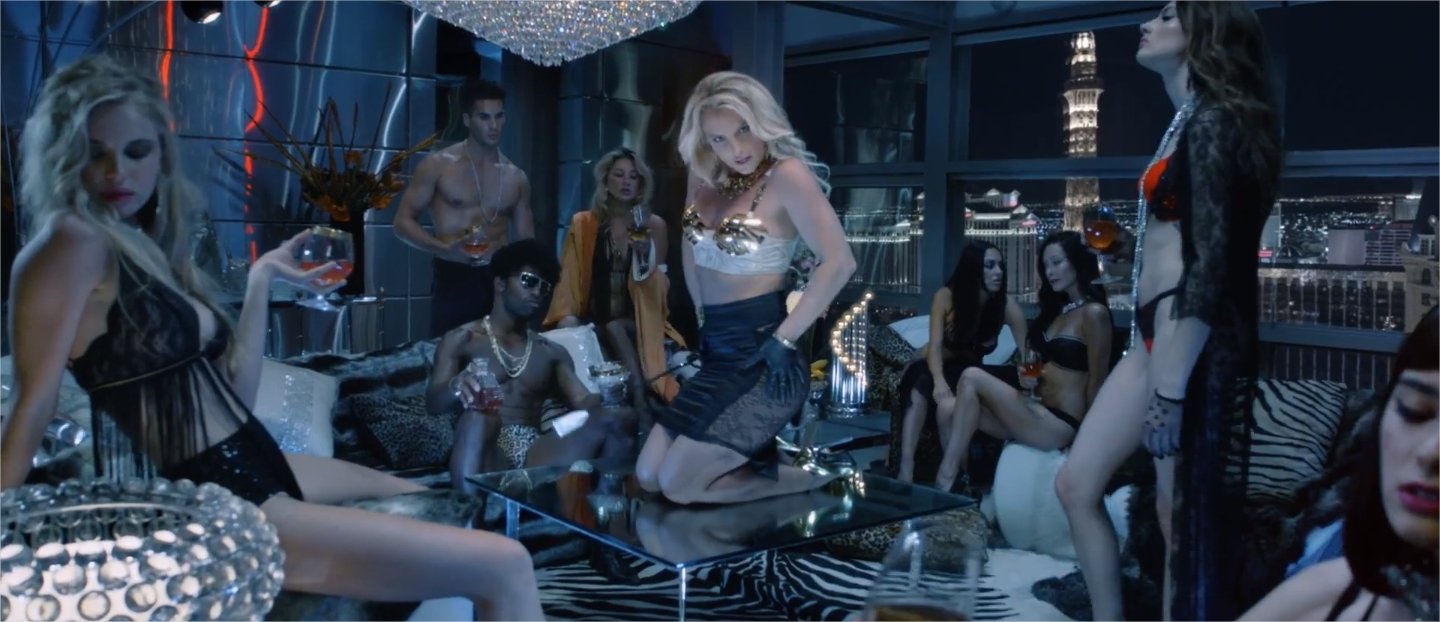 250092-britney-spears-dans-le-clip-de-work-orig-1.jpg