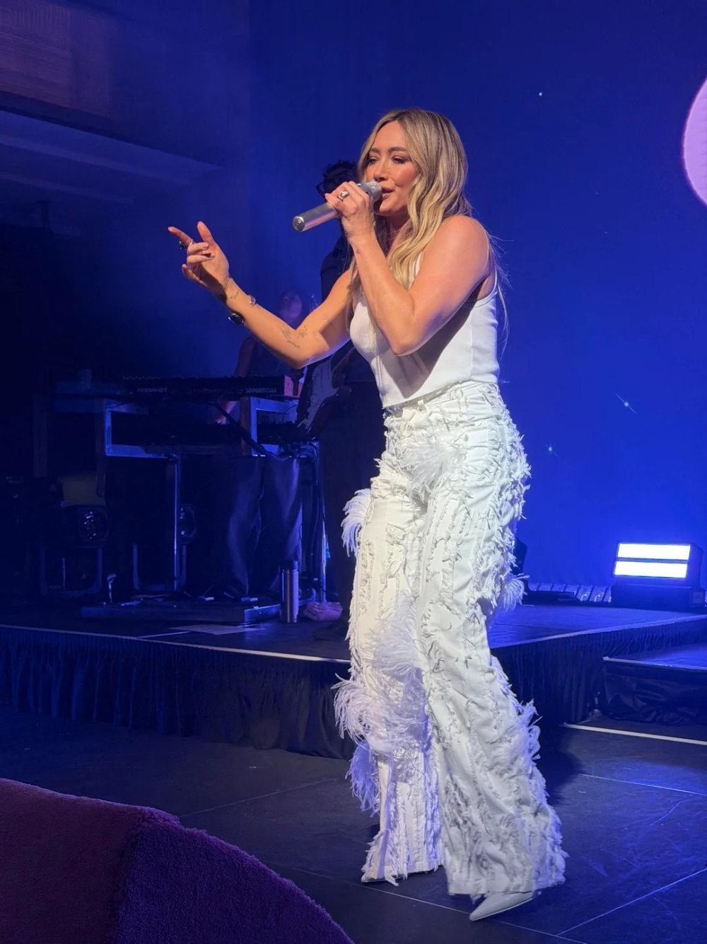 hilary-performing-at-hard-rock-nyc-v0-iu3ewz5c3fog1.jpg