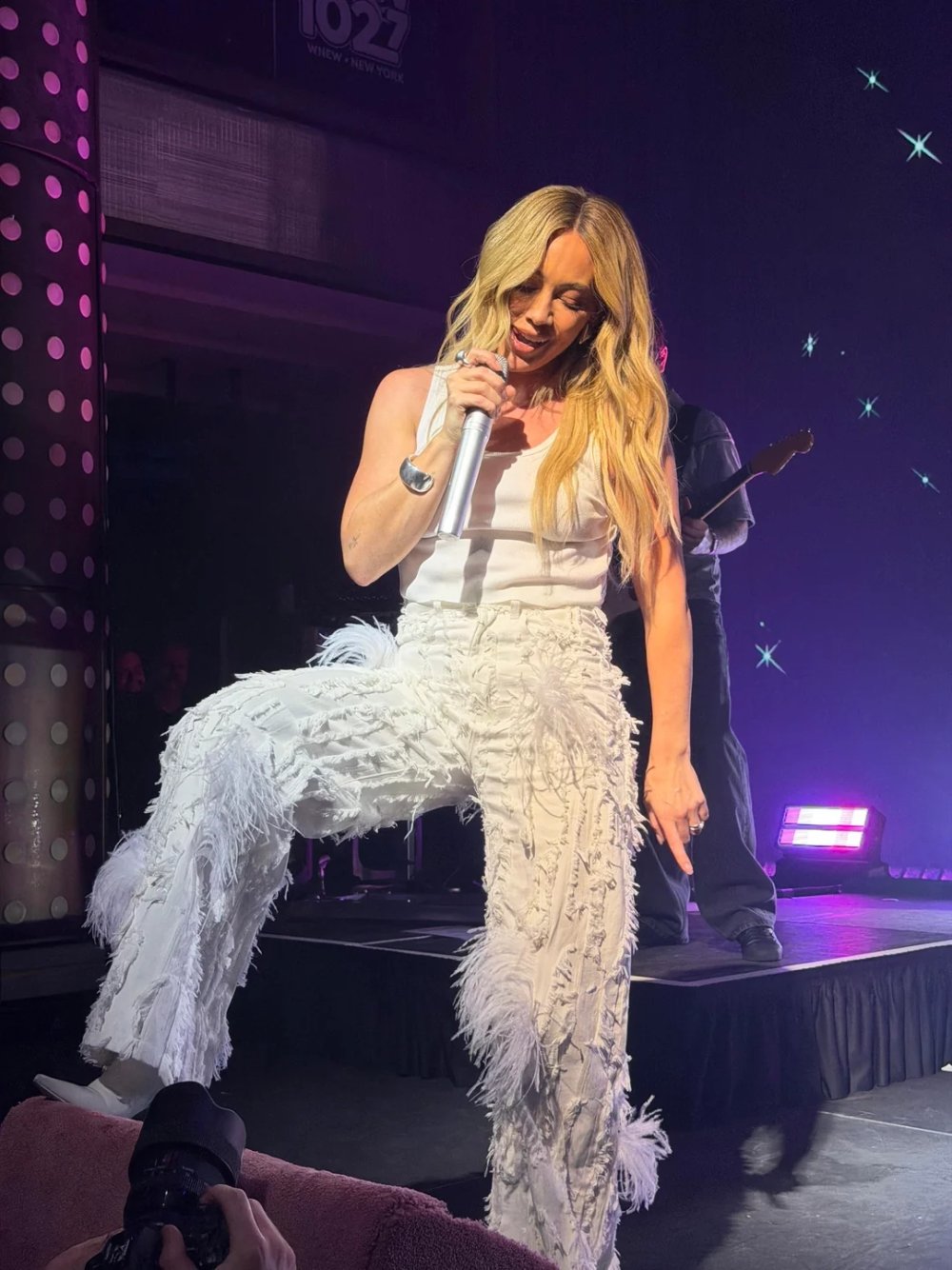 hilary-performing-at-hard-rock-nyc-v0-t4eze06c3fog1.jpg