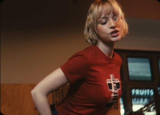 angèle-v0-s0ezf91vu5mg1.jpg