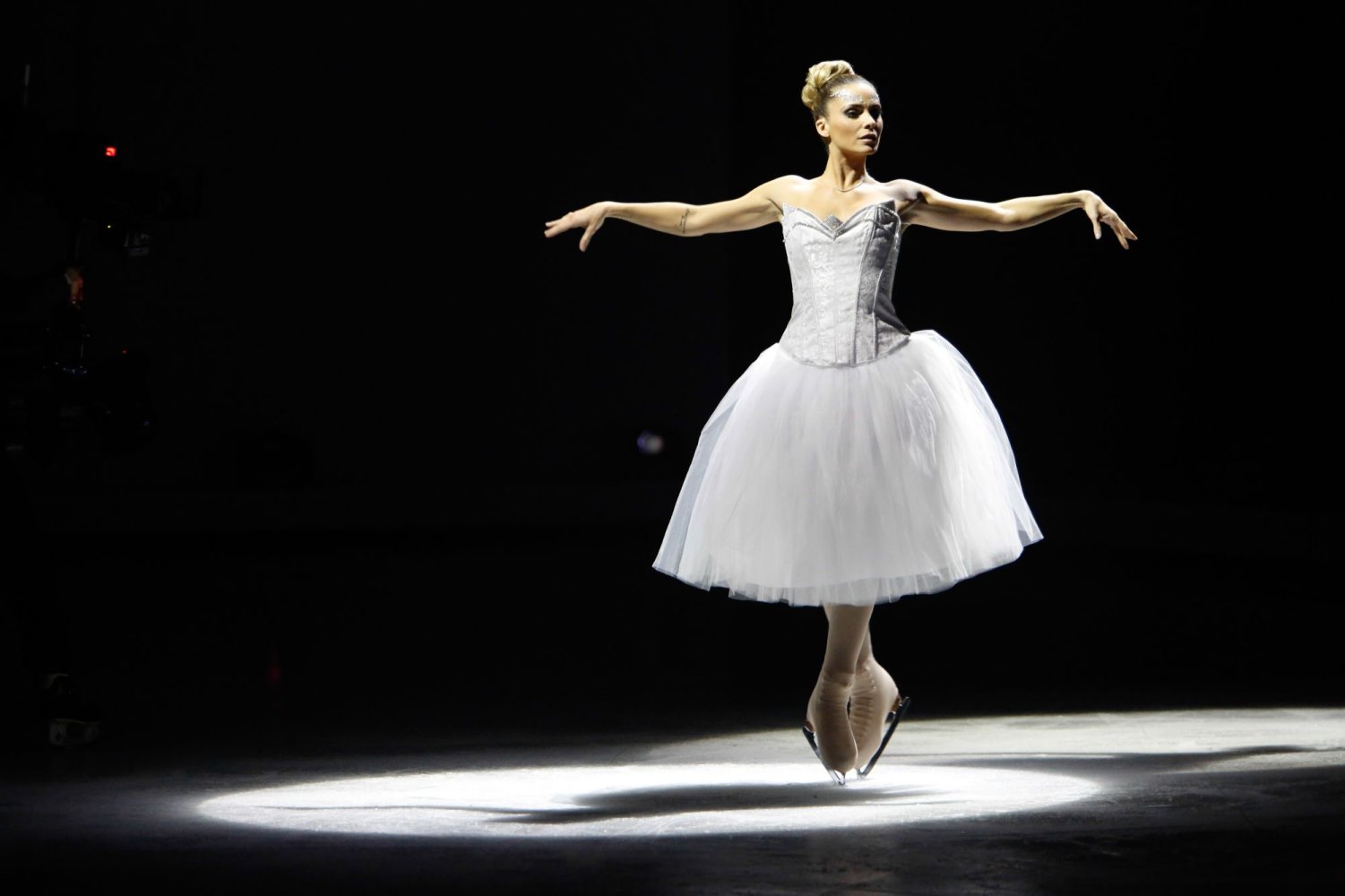 276993-ice-show-clara-morgane-orig-1.jpg