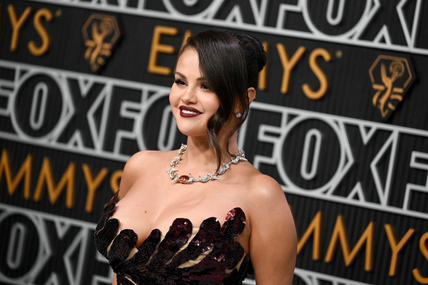 437763602_selena3-3.jpg