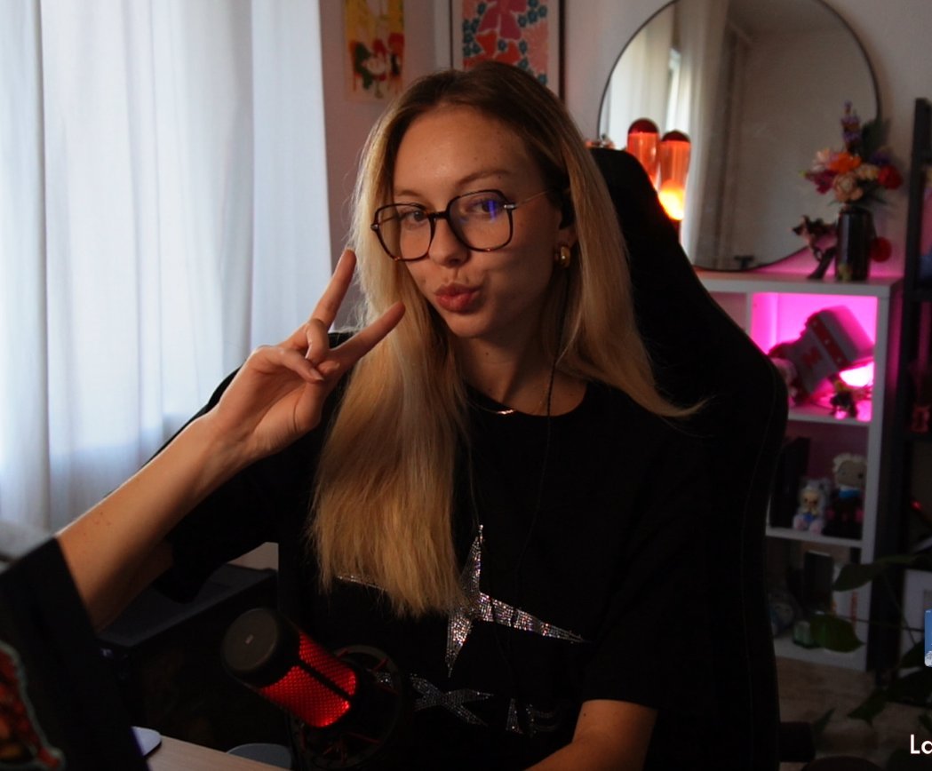 G3dDhJ3XgAEco49.jpg