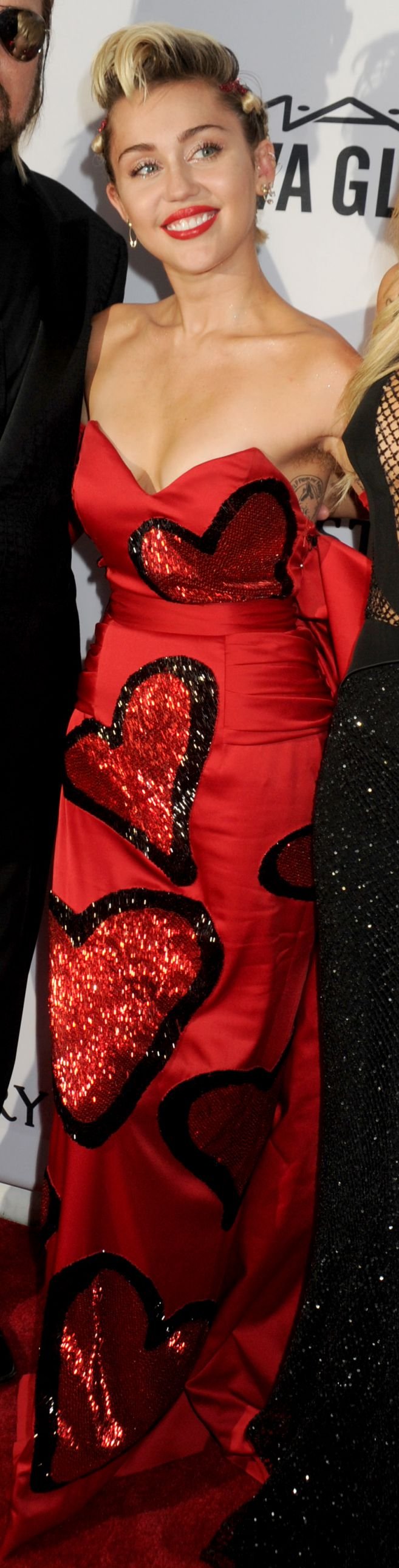 395868-miley-cyrus-et-ses-parents-sur-le-tapis-orig-1_crop.jpg