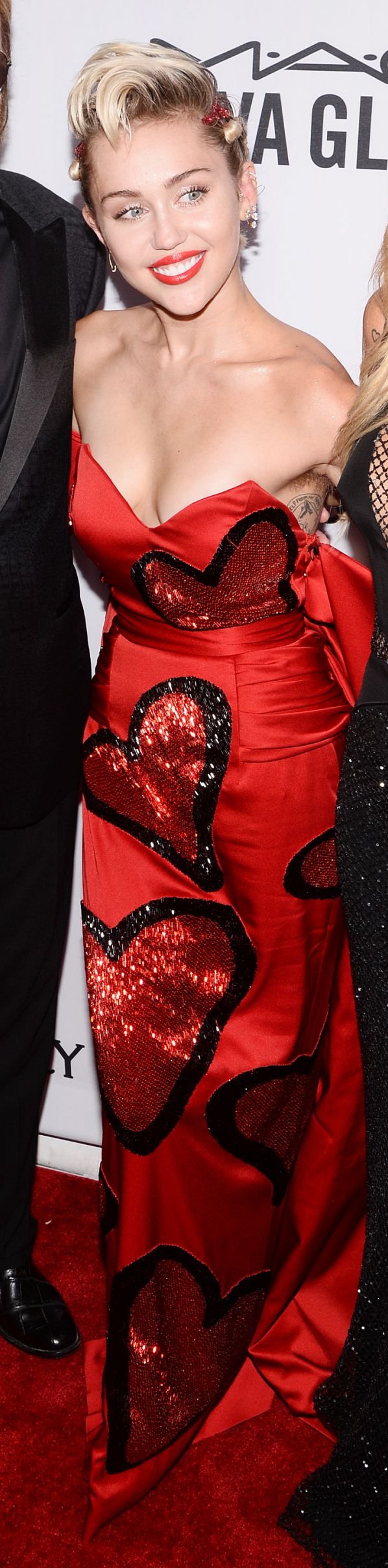 395865-miley-cyrus-et-ses-parents-sur-le-tapis-orig-1_crop.jpg