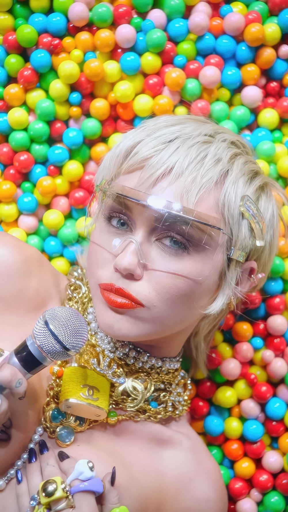 mileycyrus-midnight006.jpg