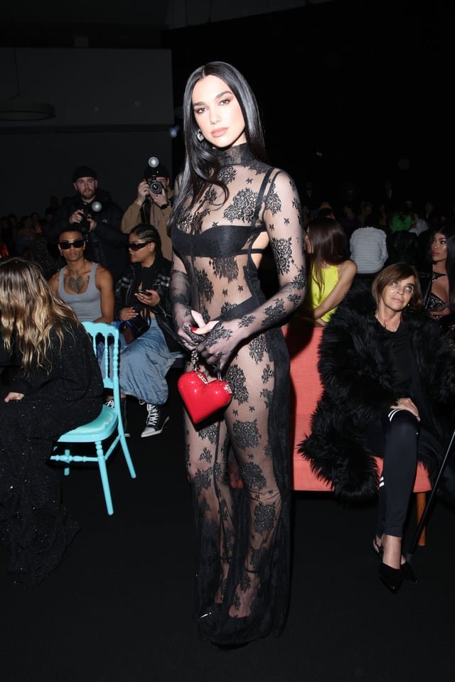 dua-lipa-attends-the-gcds-fashion-show-in-milan-set-1-v0-hred4nhnn0ka1.jpg