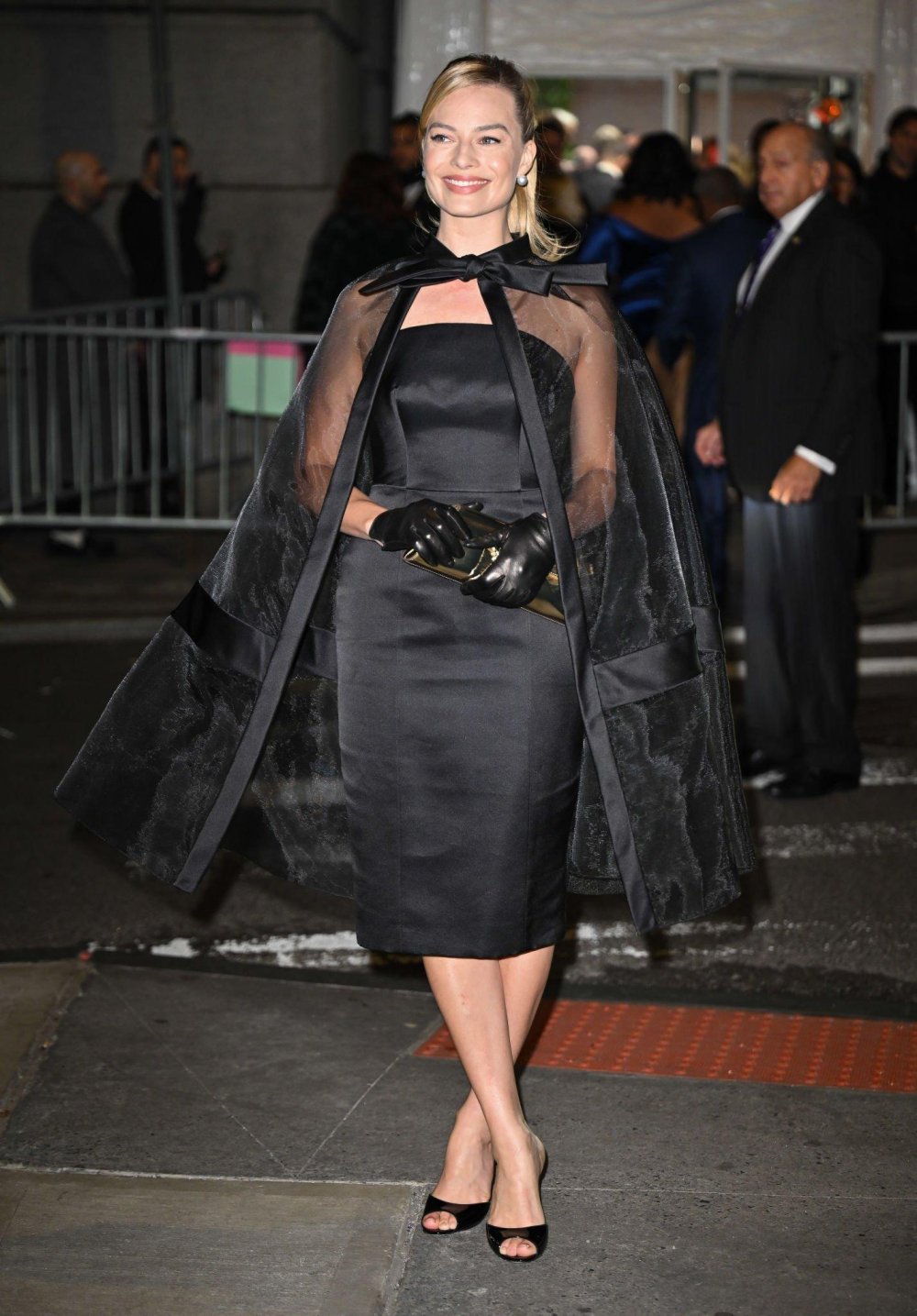 Margot_Robbie_Attends_the_33rd_Annual_Gotham_Awards_at_Cipriani_Wall_Street_in_New_York_11-27-...jpg