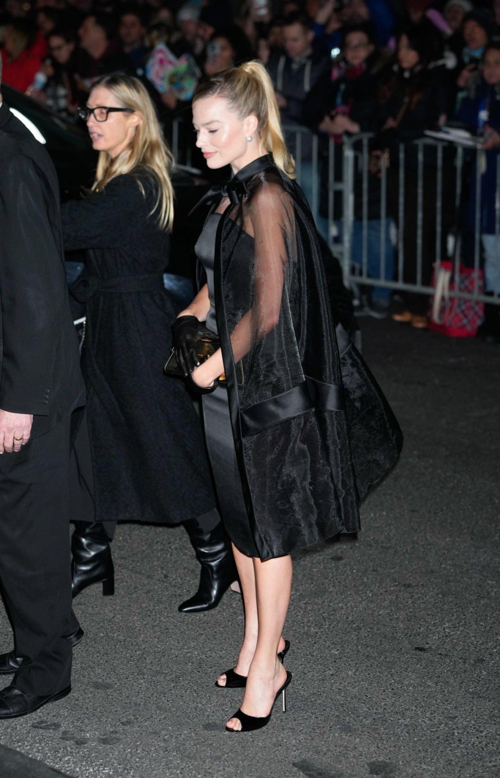 Margot_Robbie_Attends_the_33rd_Annual_Gotham_Awards_at_Cipriani_Wall_Street_in_New_York_11-27-...jpg