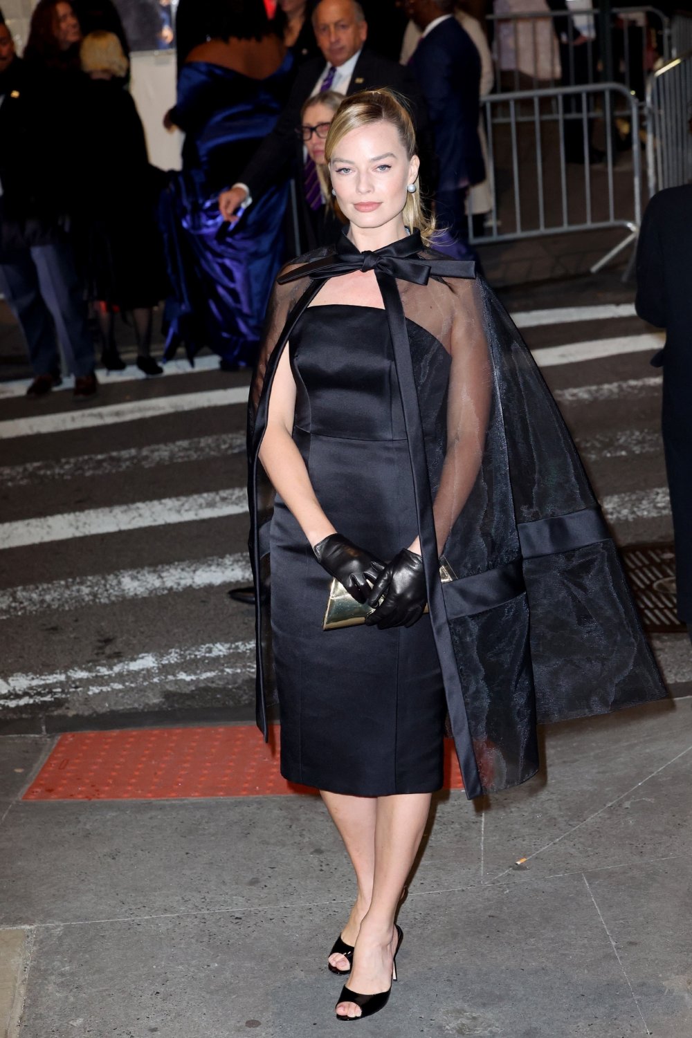 Margot_Robbie_Attends_the_33rd_Annual_Gotham_Awards_at_Cipriani_Wall_Street_in_New_York_11-27-...jpg