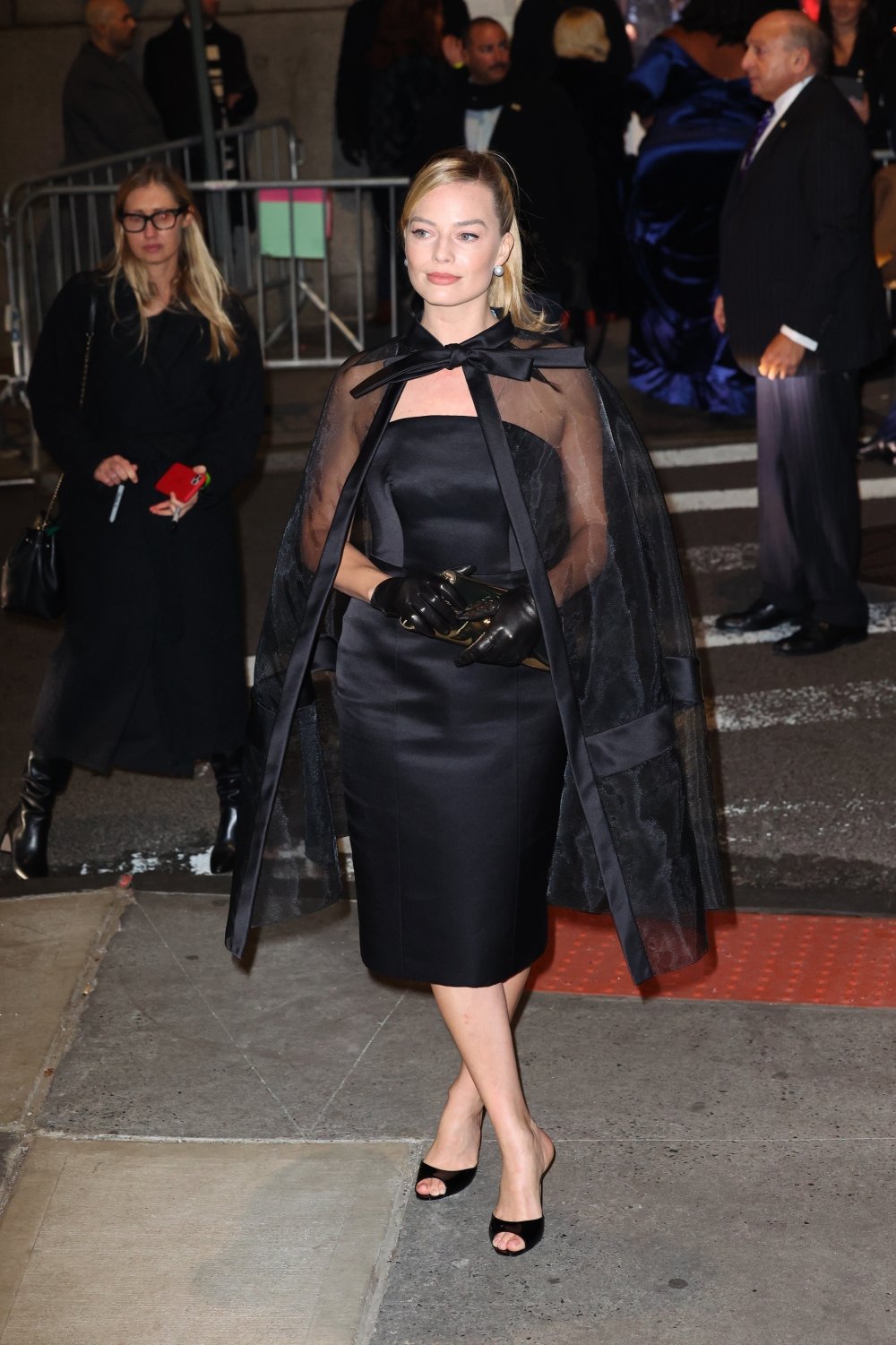 Margot_Robbie_Attends_the_33rd_Annual_Gotham_Awards_at_Cipriani_Wall_Street_in_New_York_11-27-...jpg