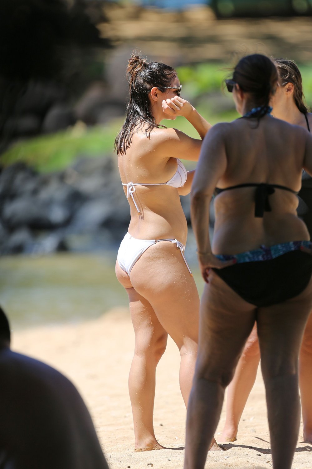 katharine-mcphee-wearing-a-bikini-at-a-beach-in-hawaii-82717.jpg