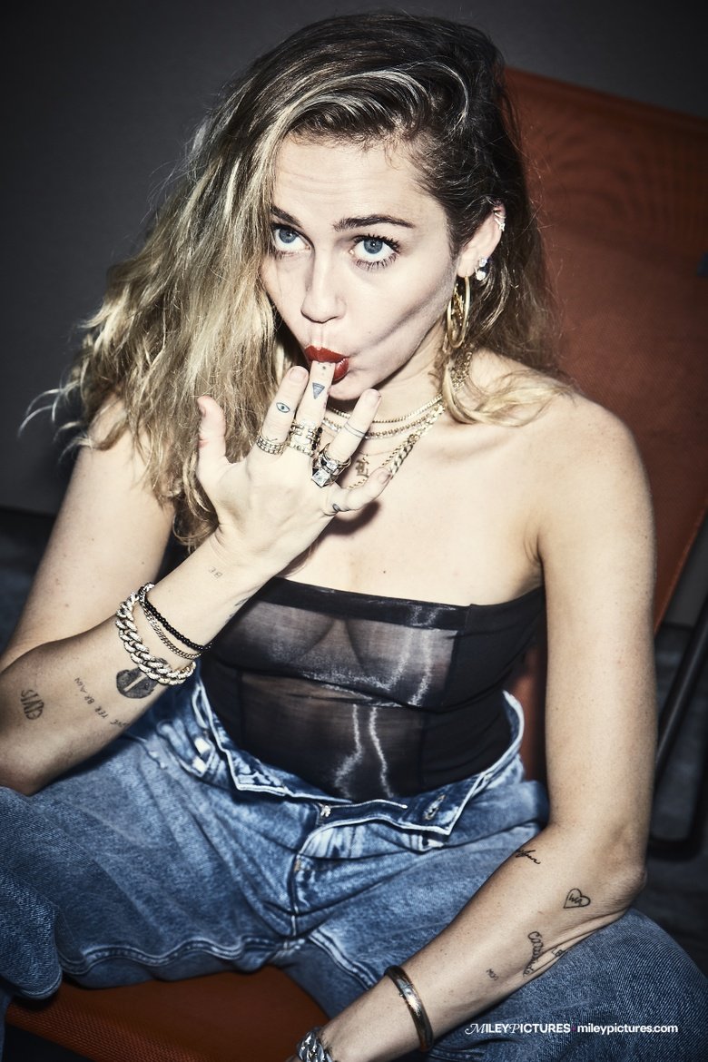 miley-cyrus-von-magazine-may-2019-issue-86903140914685300f9e491405b.jpg