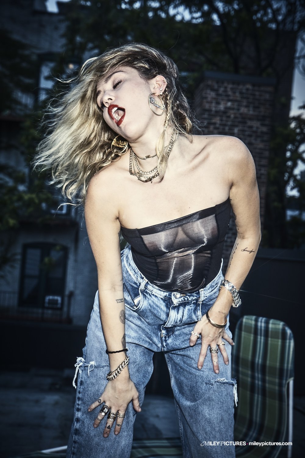 miley-cyrus-von-magazine-may-2019-issue-585831395503985828ccba8315b.jpg