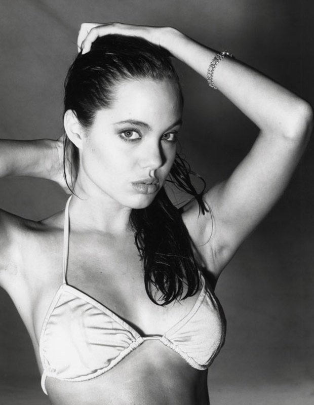Angelina Jolie Young in Bikini 04.jpg