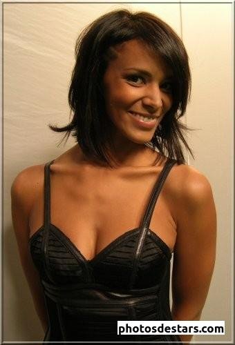 Tamara_Marthe_portrait-visage-sourire-decollete-robe-cuir_1551835411.jpg