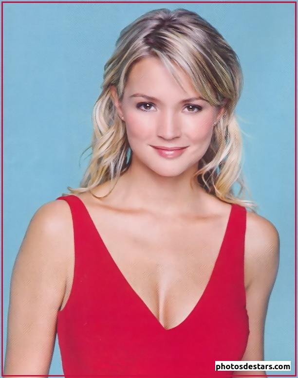 Virginie_Efira_portrait,visage,sourire,shooting,seins,decollete,haut rouge_1542069216.jpg
