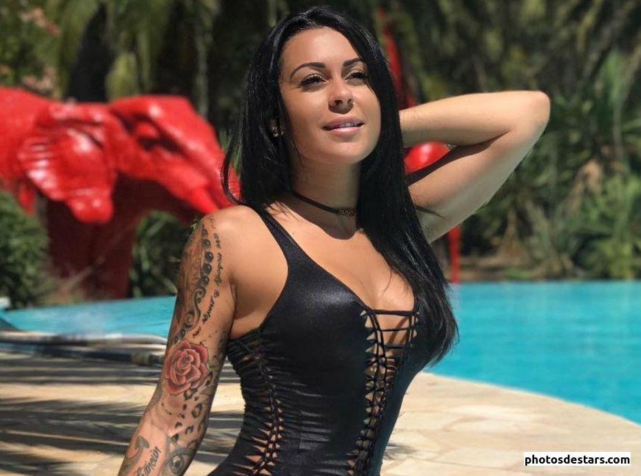 Shanna_Kress_bikini,maillot de bain,decollete,corset,lacets,visage,sourire_1534610866.jpg