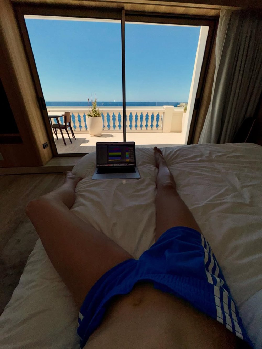 Mettre_la_main_dans_son_short...jpg Mettre_la_main_dans_son_short...jpg