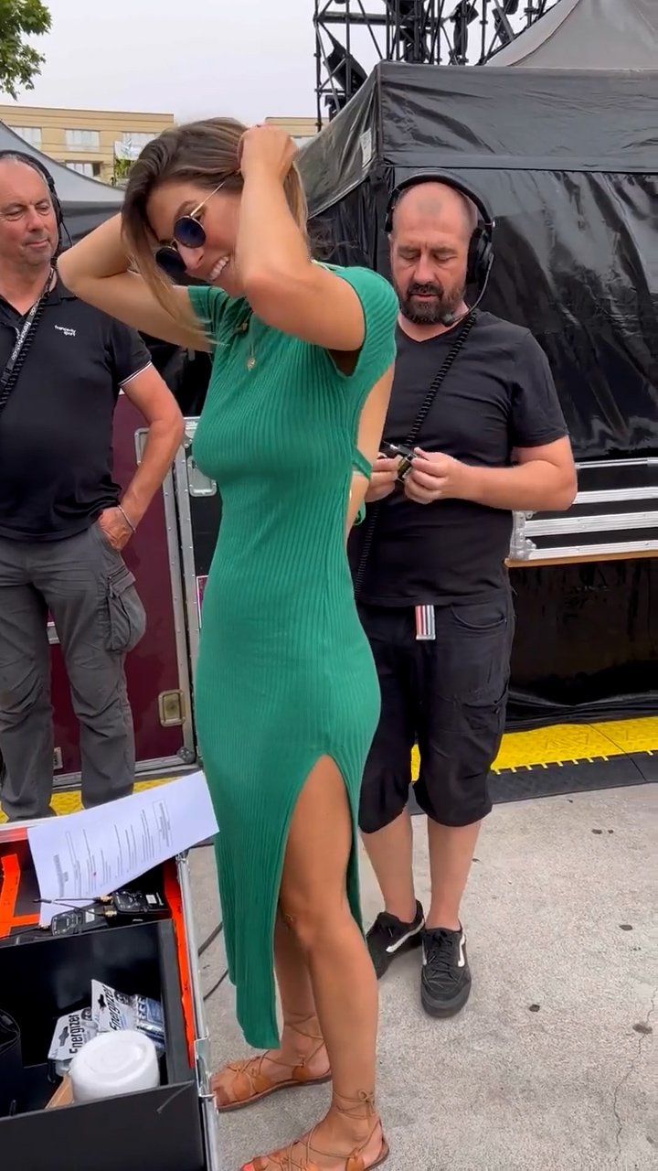 Laury_Thilleman_robe_verte_moulante_sexy_2.jpg